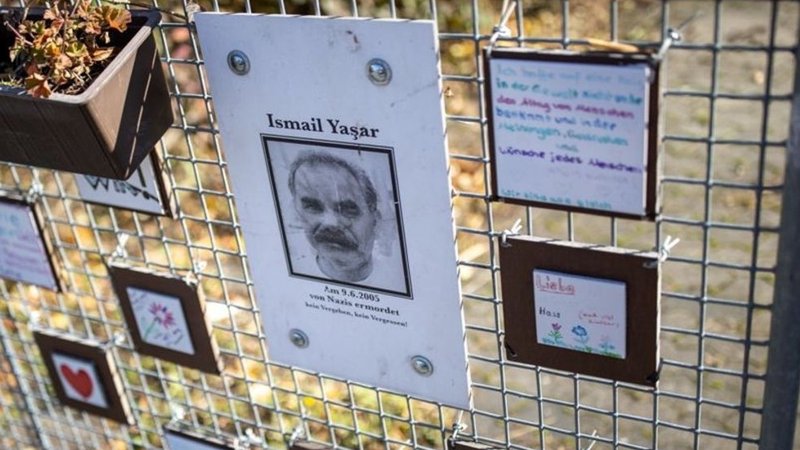 Bemalte Kacheln und ein Blumenkasten am Gedenkort für das NSU-Opfer Ismail Yasar.