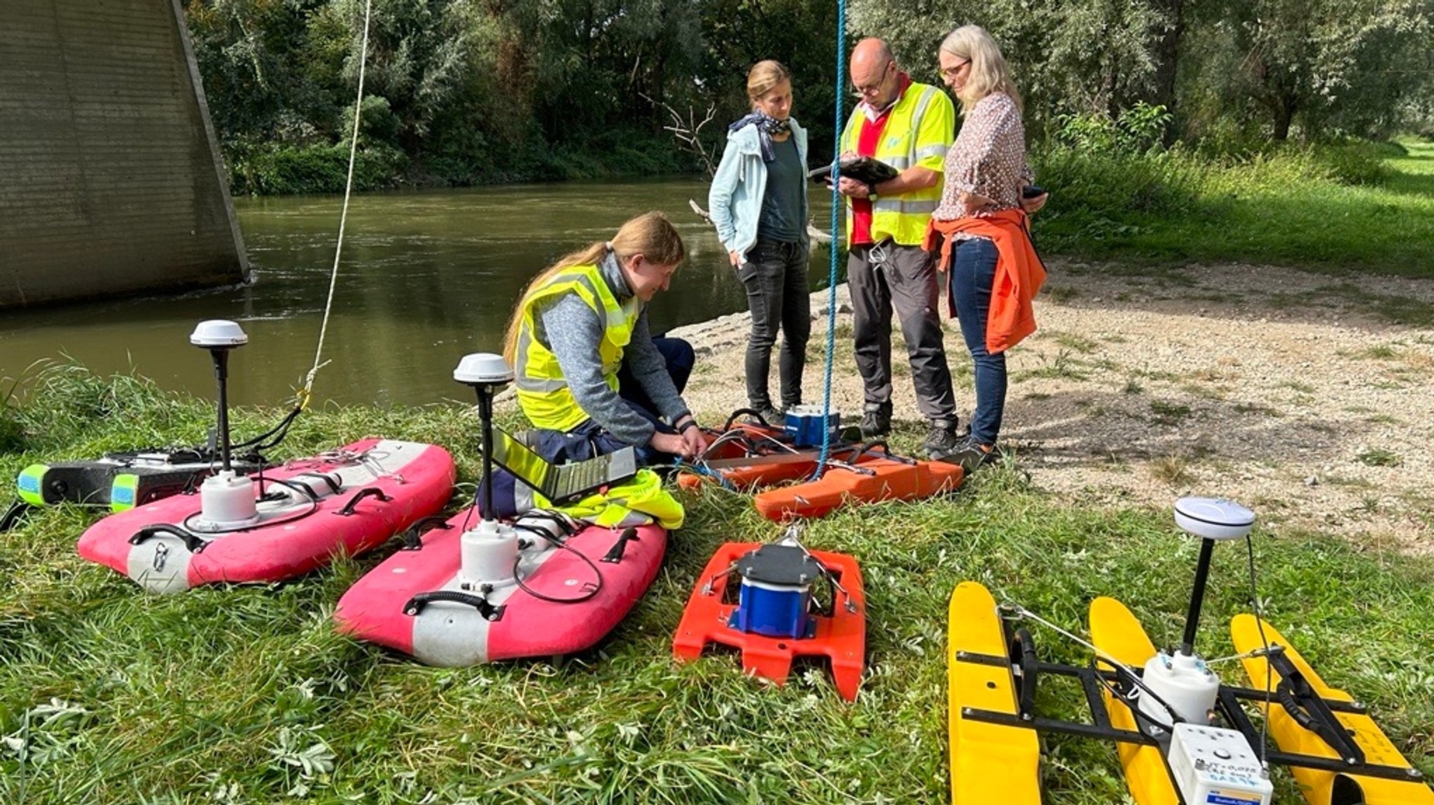 Für exakte Hochwasserprognosen: Experten prüfen Messgeräte