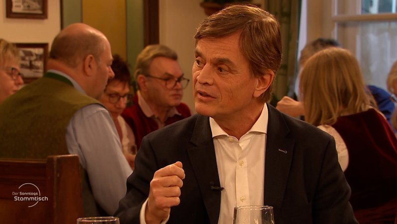 Ob die AfD dem Antrag wirklich nicht zustimmt, ließ der AfD-Politiker aber noch offen: Das müsse sich die Fraktion "noch überlegen“, so Baumann. Er kündigte an: "Wir werden auf jeden Fall einen eigenen Antrag machen, so sieht es im Moment aus, der die fünf Punkte wirklich enthält - ohne diese vergiftete Verleumdung der AfD, die in dem Antrag gar nichts zu suchen hat, die uns beschimpft.“ | Bild: Bayerischer Rundfunk 2024 Ob die AfD dem Antrag wirklich nicht zustimmt, ließ der AfD-Politiker aber noch offen: Das müsse sich die Fraktion "noch überlegen“, so Baumann. Er kündigte an: "Wir werden auf jeden Fall einen eigenen Antrag machen, so sieht es im Moment aus, der die fünf Punkte wirklich enthält - ohne diese vergiftete Verleumdung der AfD, die in dem Antrag gar nichts zu suchen hat, die uns beschimpft.“