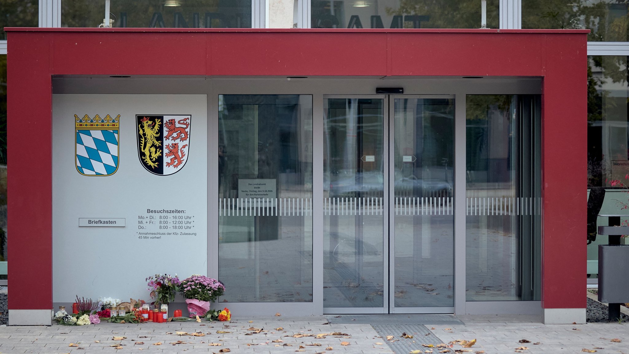 Eingang zum Landratsamt in Neumarkt in der Oberpfalz.