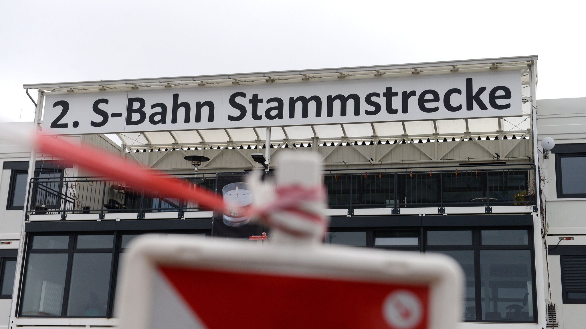 Tunneleingang mit der Aufschrift 2. S-Bahn-Stammstrecke; im Vordergrund rotweißes Absperrband für Baustellen 