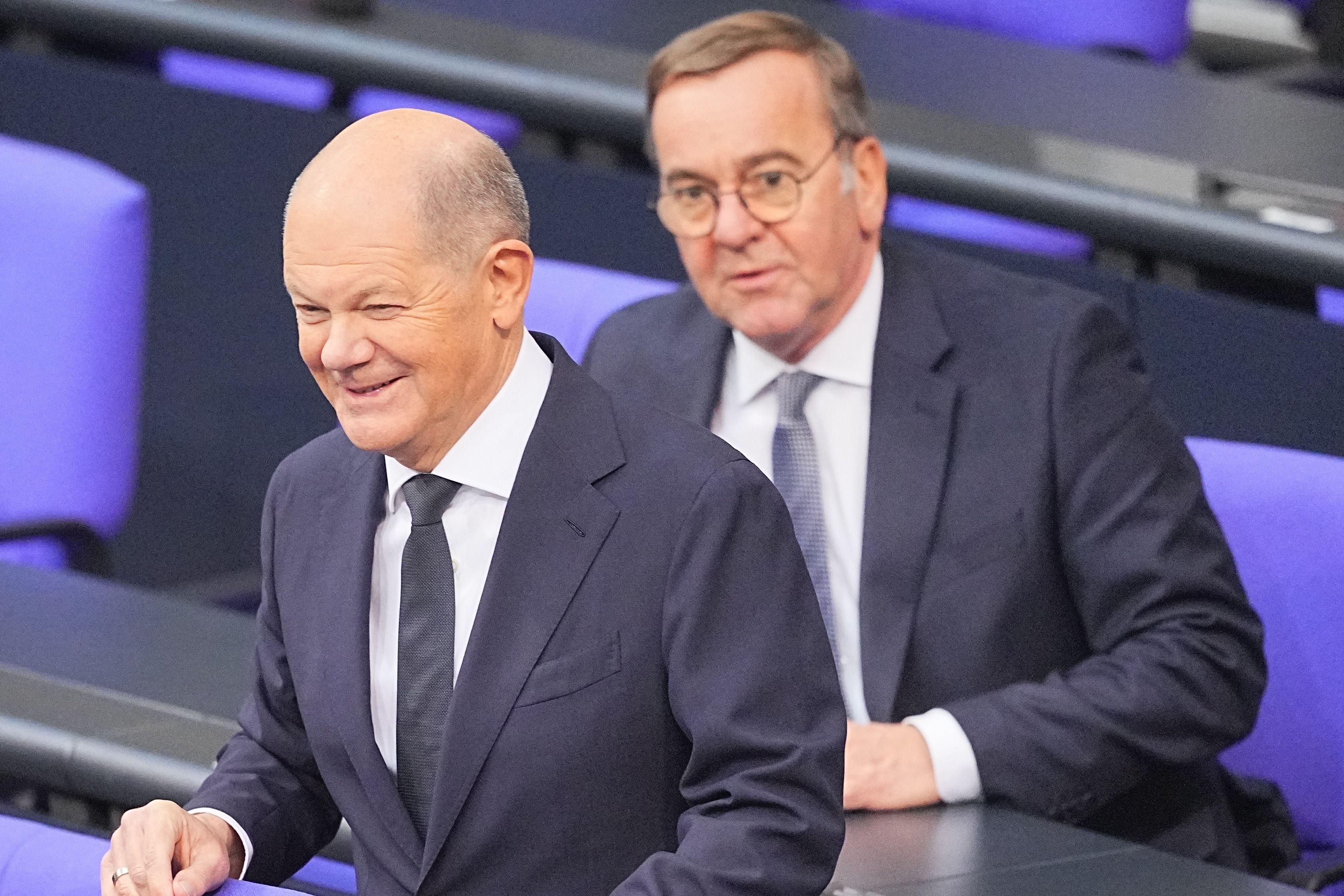 Archivbild: Bundeskanzler Olaf Scholz (SPD) steht im Plenum des Bundestags vor Boris Pistorius (SPD), Bundesminister der Verteidigung.