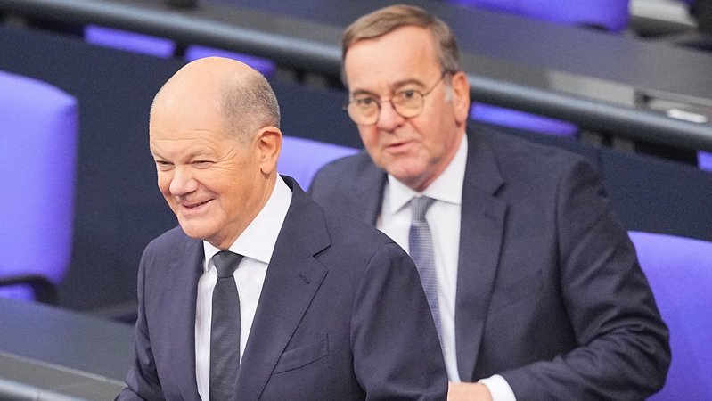Archivbild: Bundeskanzler Olaf Scholz (SPD) steht im Plenum des Bundestags vor Boris Pistorius (SPD), Bundesminister der Verteidigung. | Bild: picture alliance/dpa | Michael Kappeler Archivbild: Bundeskanzler Olaf Scholz (SPD) steht im Plenum des Bundestags vor Boris Pistorius (SPD), Bundesminister der Verteidigung.