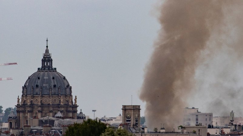 Mehrere Gebäude brennen nach Gasexplosion im Zentrum von Paris