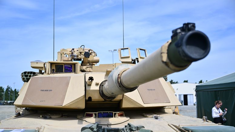 Archivbild: Ein M1A1-Abrams-Panzer der US-Armee mit montiertem Minenroller, so, wie er an die Ukraine geliefert wird. | Bild:picture alliance/dpa | Matthias Merz