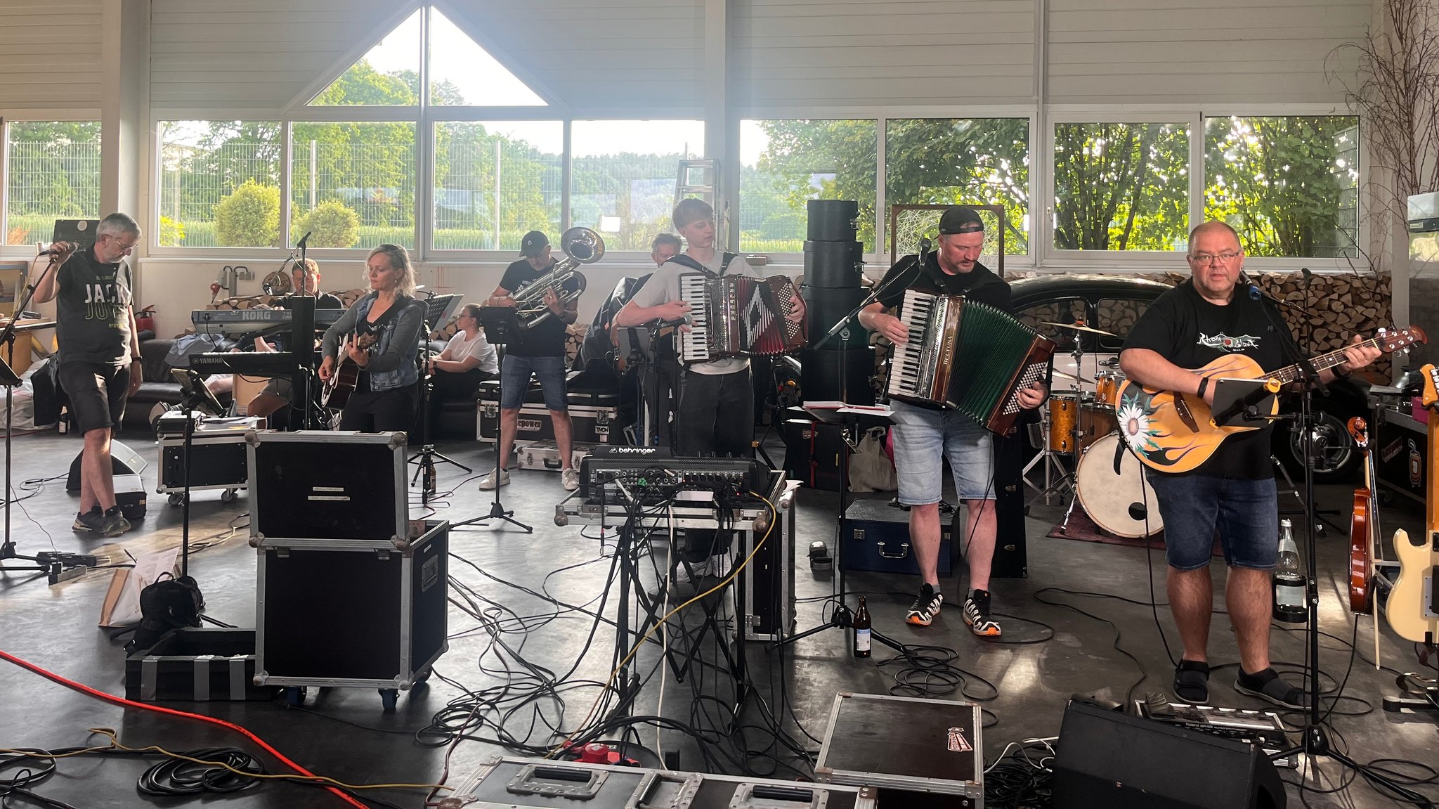 Die Band "Rhöner Bluat" probt mit ihren Instrumenten in einer Halle. | Bild: BR/Christiane Scherm Die Band "Rhöner Bluat" probt mit ihren Instrumenten in einer Halle.