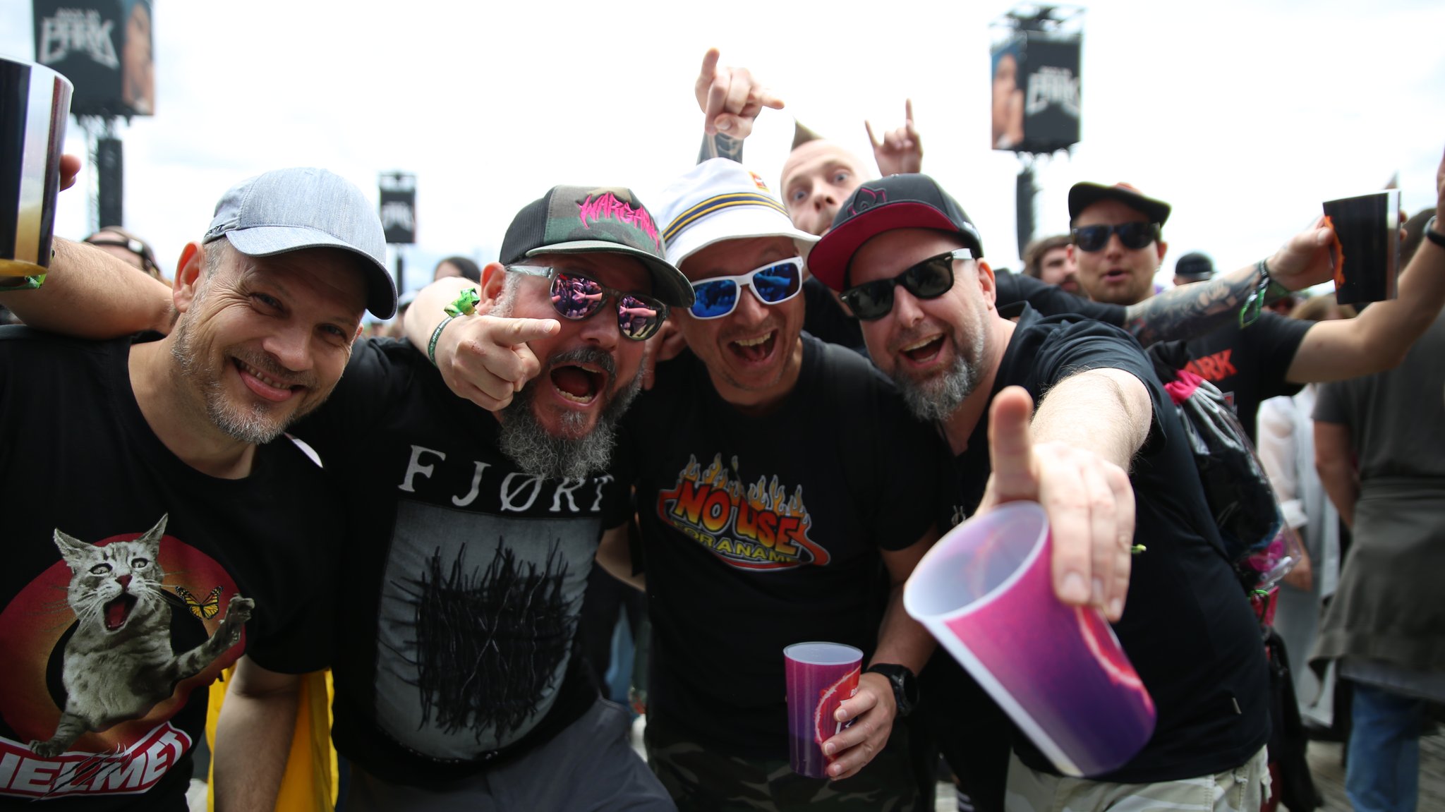 Fröhliche Fans auf einer Rock im Park-Bühne | Bild: BR / Isabel Pogner Fröhliche Fans auf einer Rock im Park-Bühne