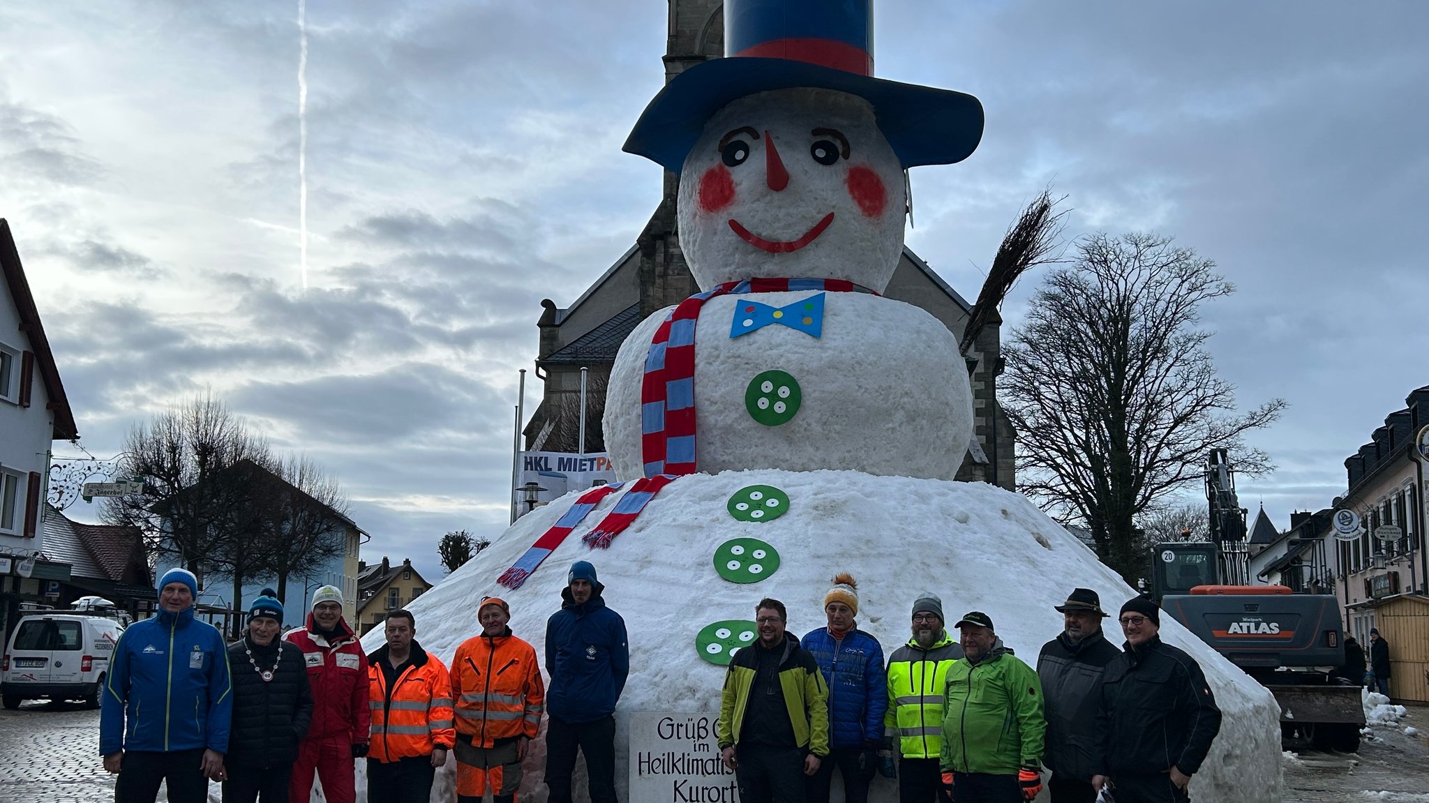 Der fertige Jakob in Bischofsgrün mit zwölf Männern im Vordergrund. | Bild: BR/Markus Feulner Der fertige Jakob in Bischofsgrün mit zwölf Männern im Vordergrund.