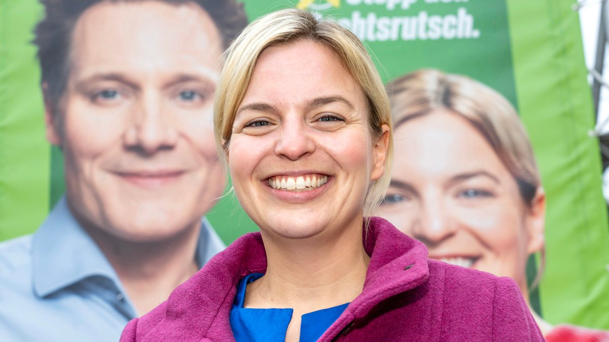 Katharina Schulze, Spitzenkandidatin der bayerischen Grünen, beim Wahlkampf-Finale vor Wahlplakat mit Spitzenkandidat Ludwig Hartmann