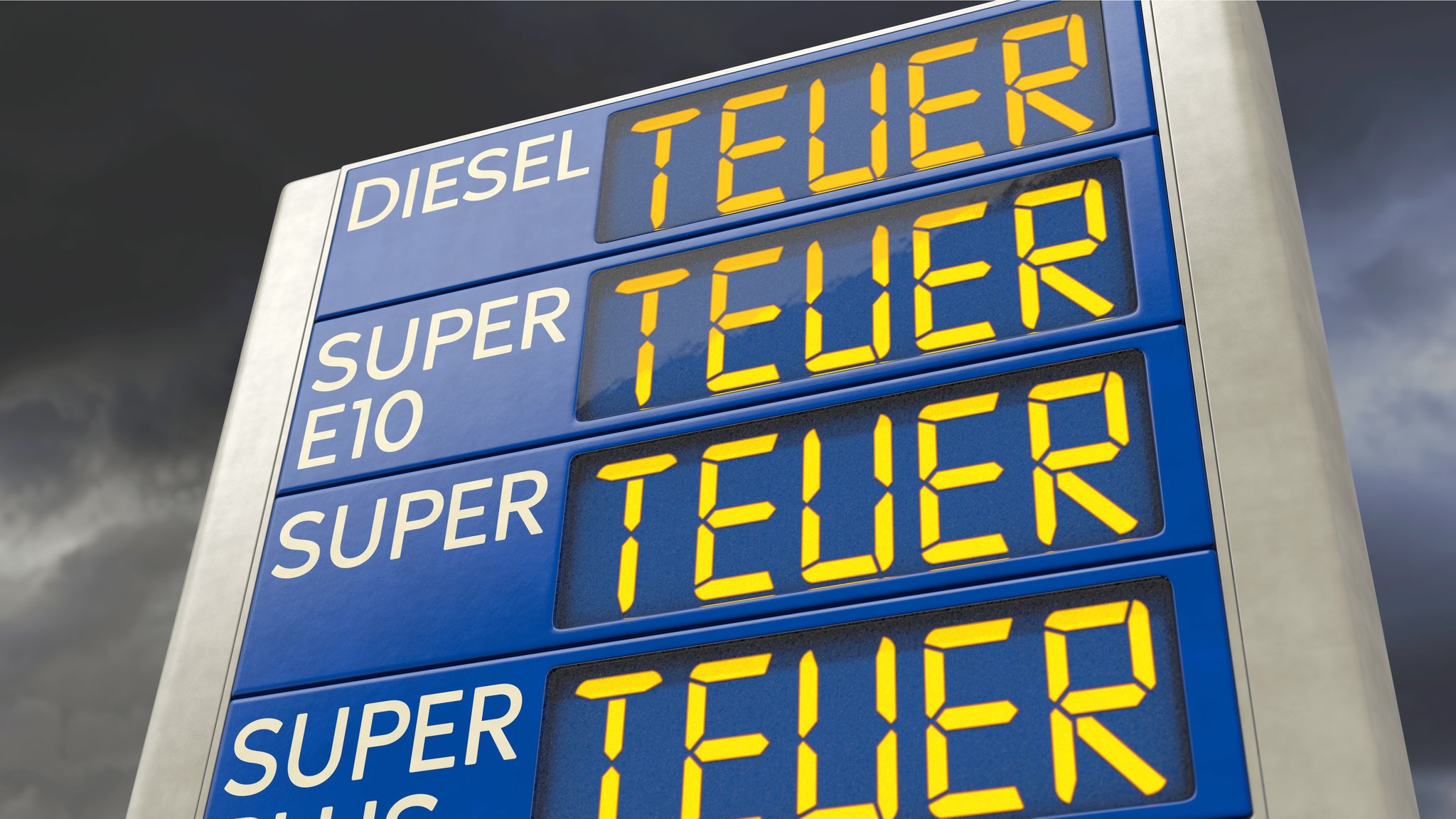 Tankstellen Preisanzeige mit dem Wort TEUER.