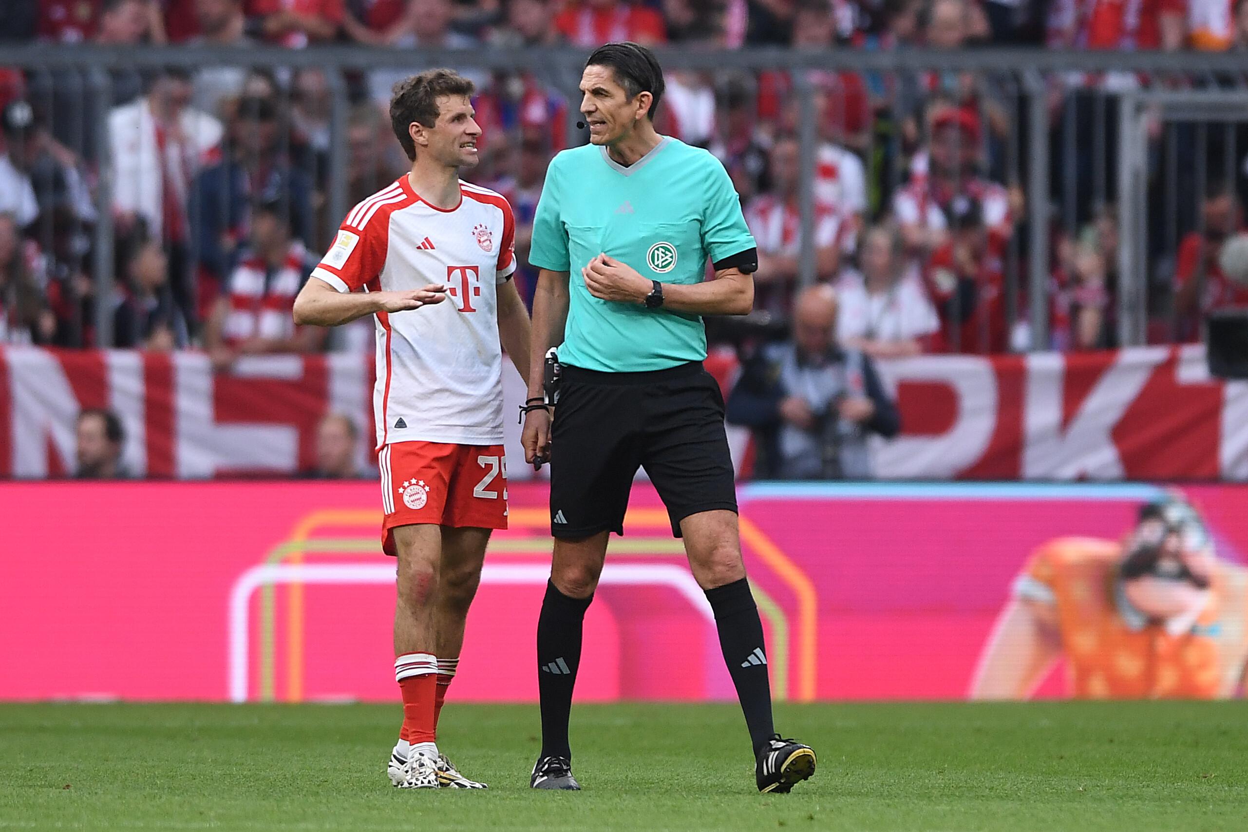 Bild aus FCB-Tagen: Thomas Müller diskutiert mit Schiedsrichter Deniz Aytekin