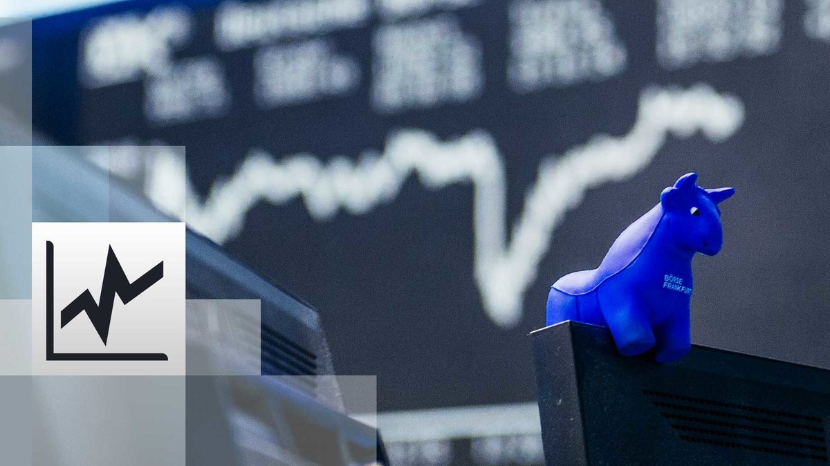 Ein blauer Stier aus Gummi sitzt auf der oberen Kante eines Bildschirmes, im Hintergrund die Kurstafel der Börse