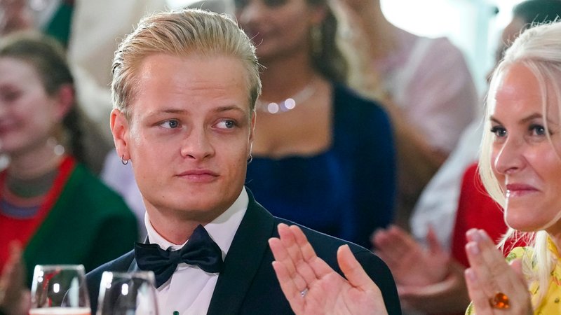 Archivbild 2022: Marius Borg Hoiby and Mette-Marit | Bild: picture alliance / ASSOCIATED PRESS | Lise Aserud Archivbild 2022: Marius Borg Hoiby and Mette-Marit