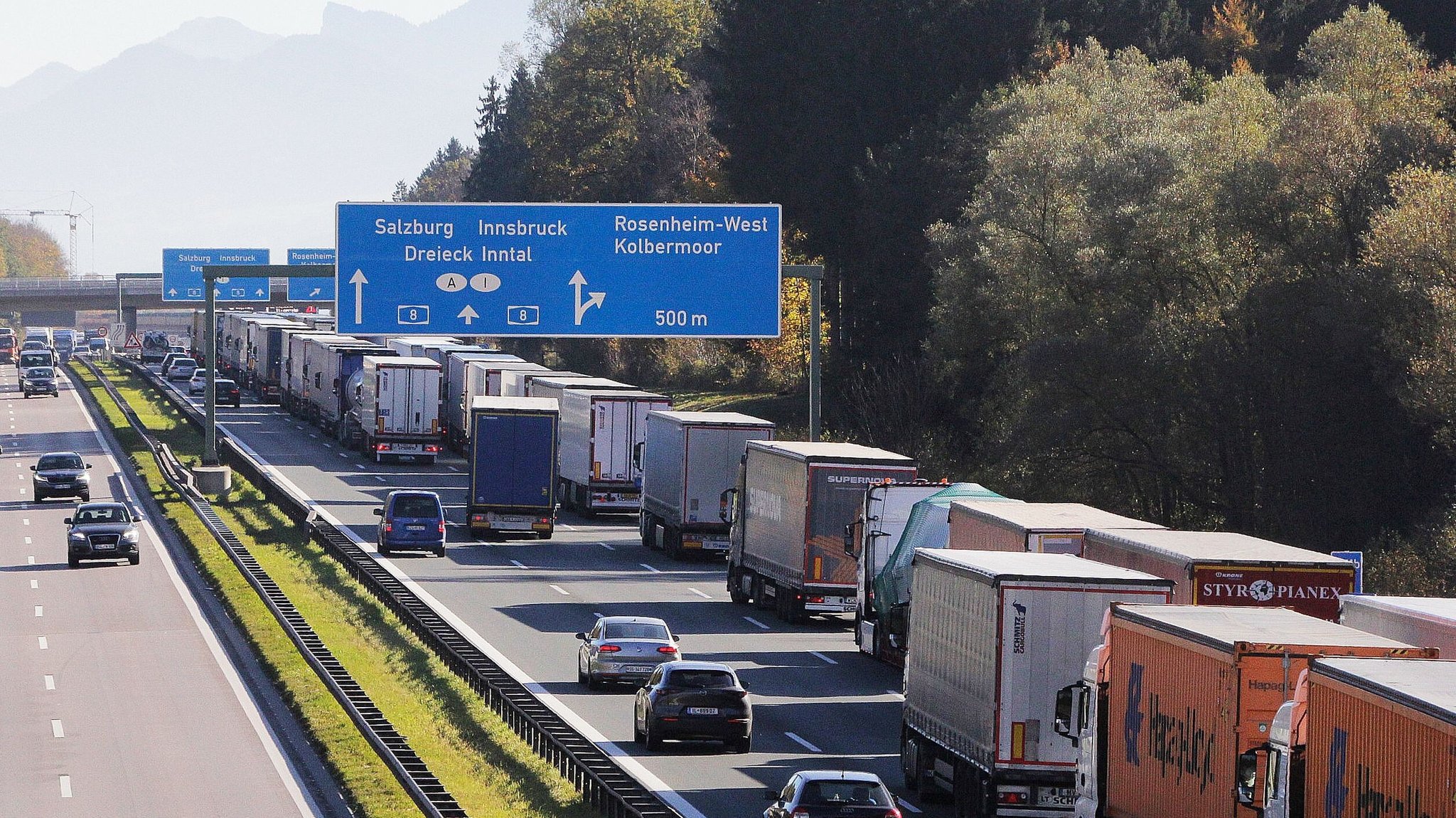 Staugefahr: Bayern lockert Lkw-Fahrverbot, aber Österreich nicht