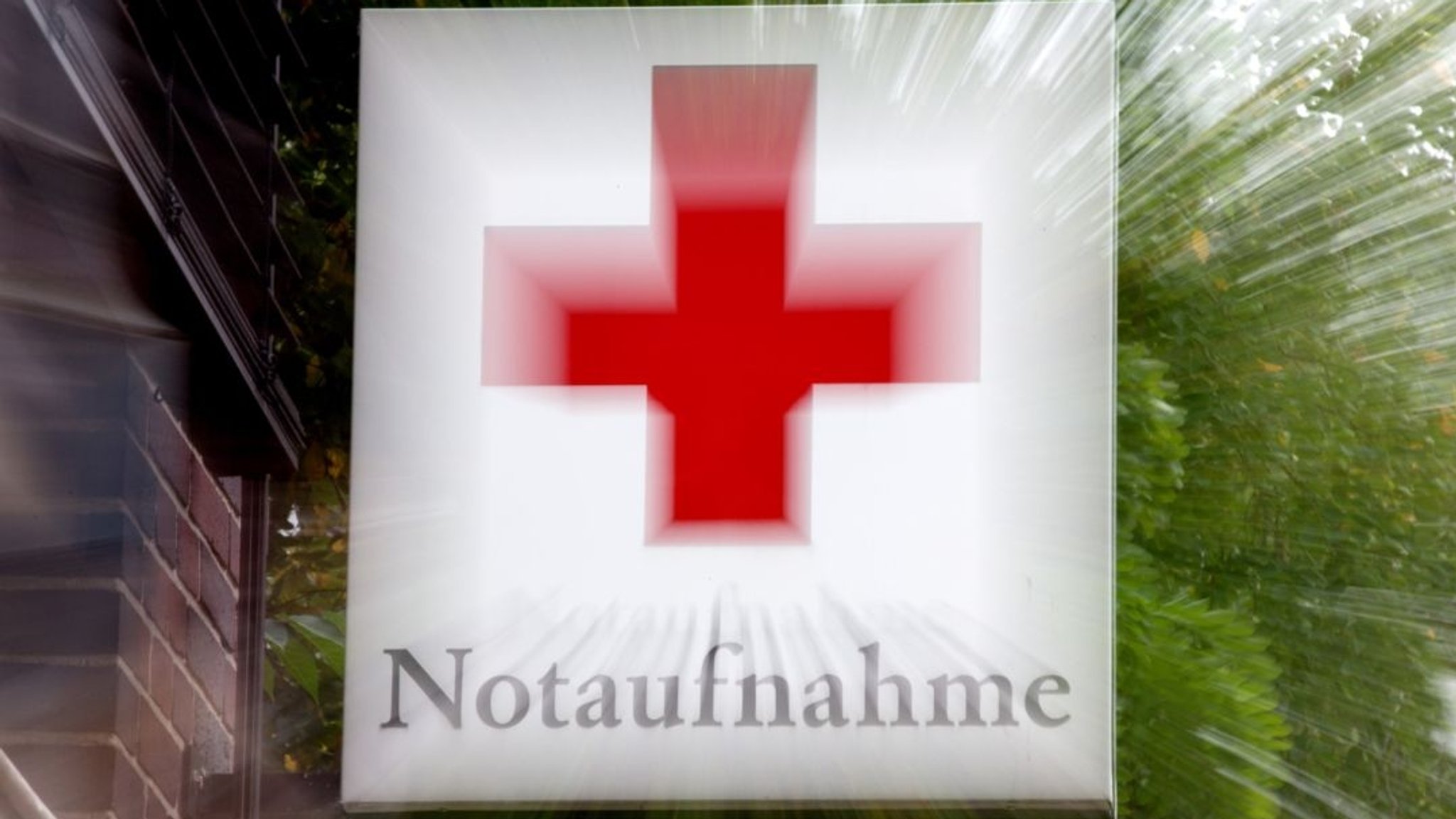 Notaufnahme-Schild an einem Krankenhaus