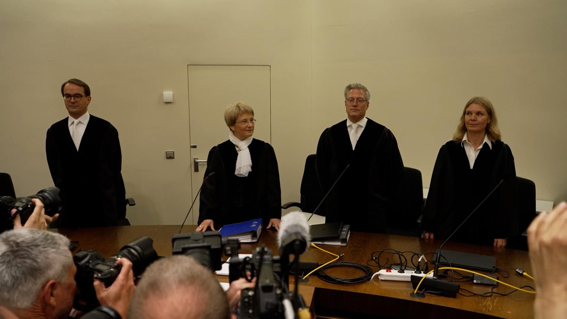 In München hat der bundesweit dritte Terrorprozess gegen die "Reichsbürger"-Gruppe Reuß begonnen.