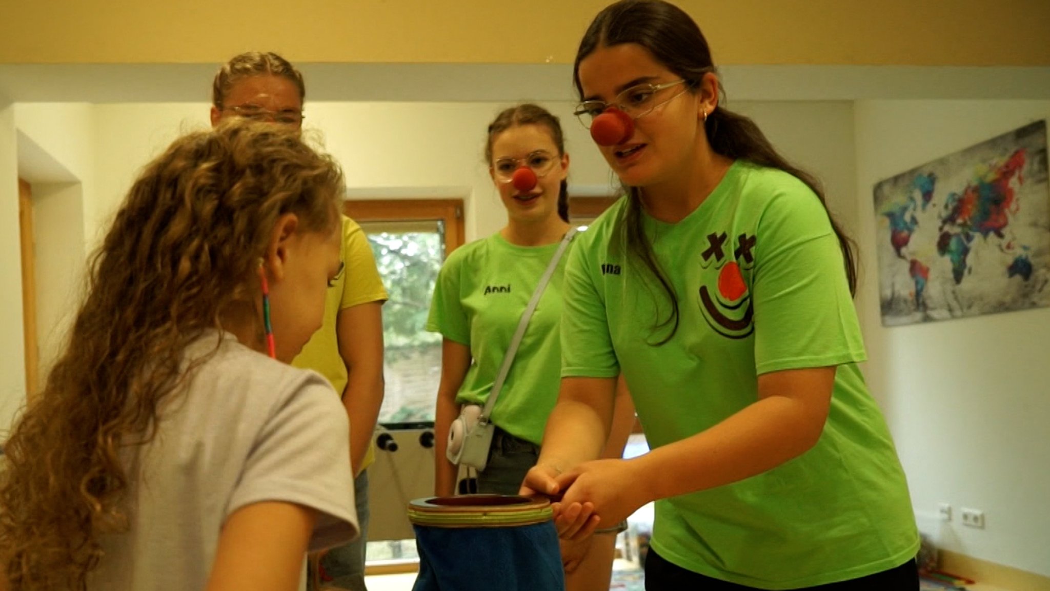 Paula, Anni und Riana gehören zu den Neuburger Klinik-Clowns. | Bild: BR / Rebekka Preuß Paula, Anni und Riana gehören zu den Neuburger Klinik-Clowns.