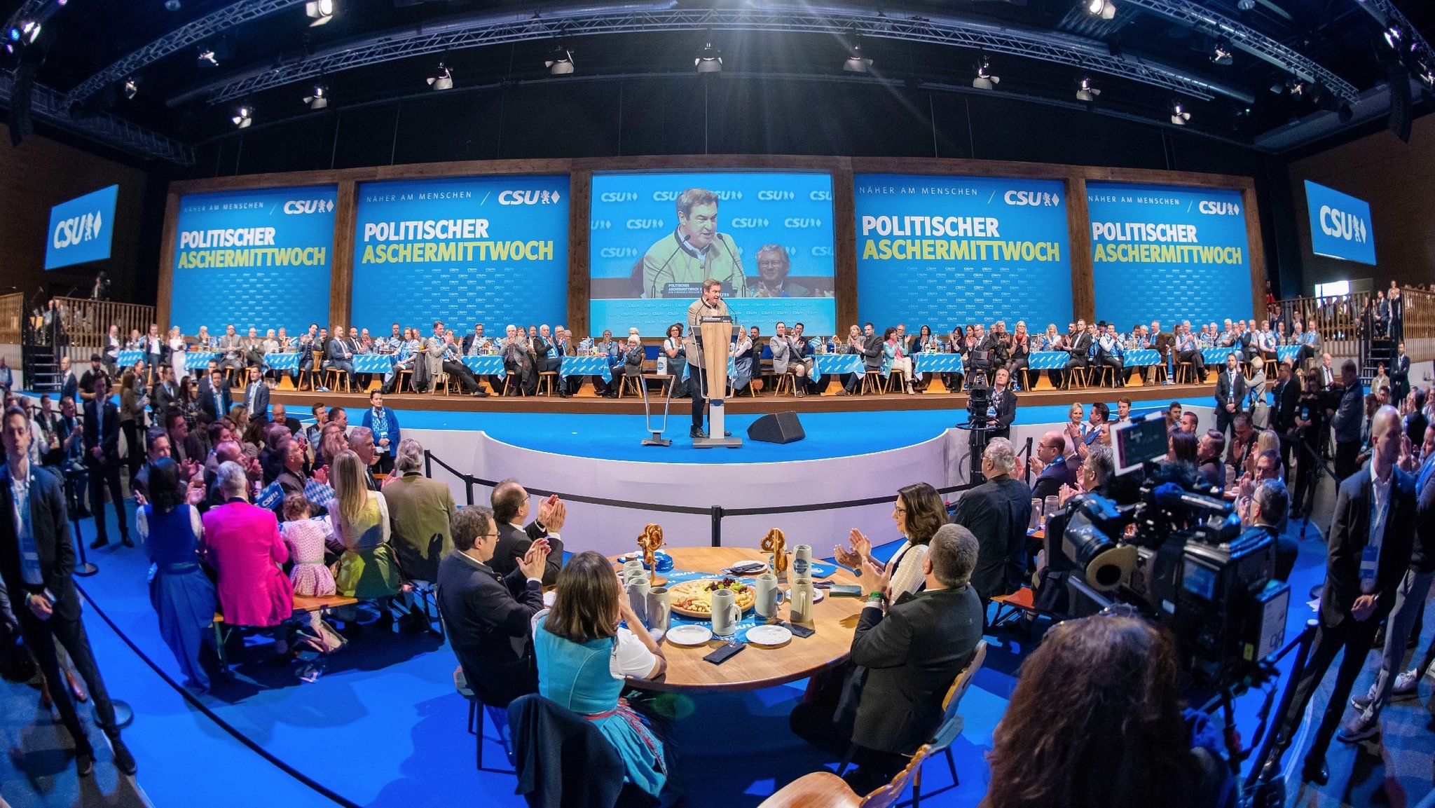 Der CSU-Vorsitzende und Bayerische Ministerpräsident Markus Söder spricht beim Politischen Aschermittwoch der CSU2023  in der Dreiländerhalle Passau.