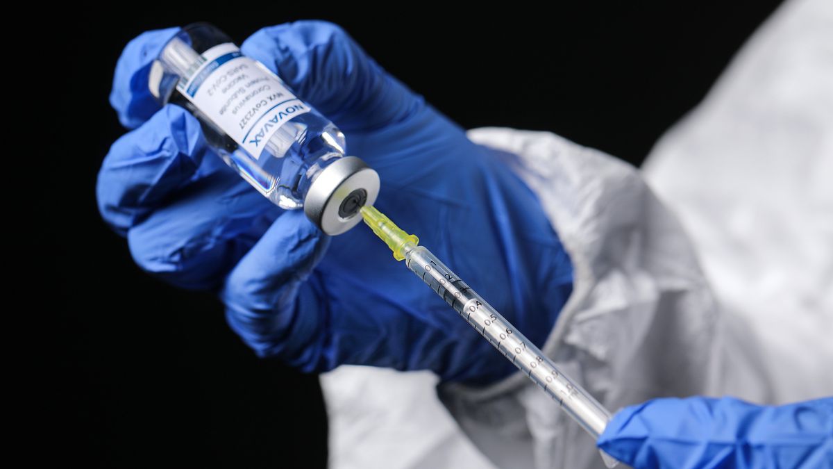 Das Novovax-Vakzin wird in einer Impfspritze aufgezogen.