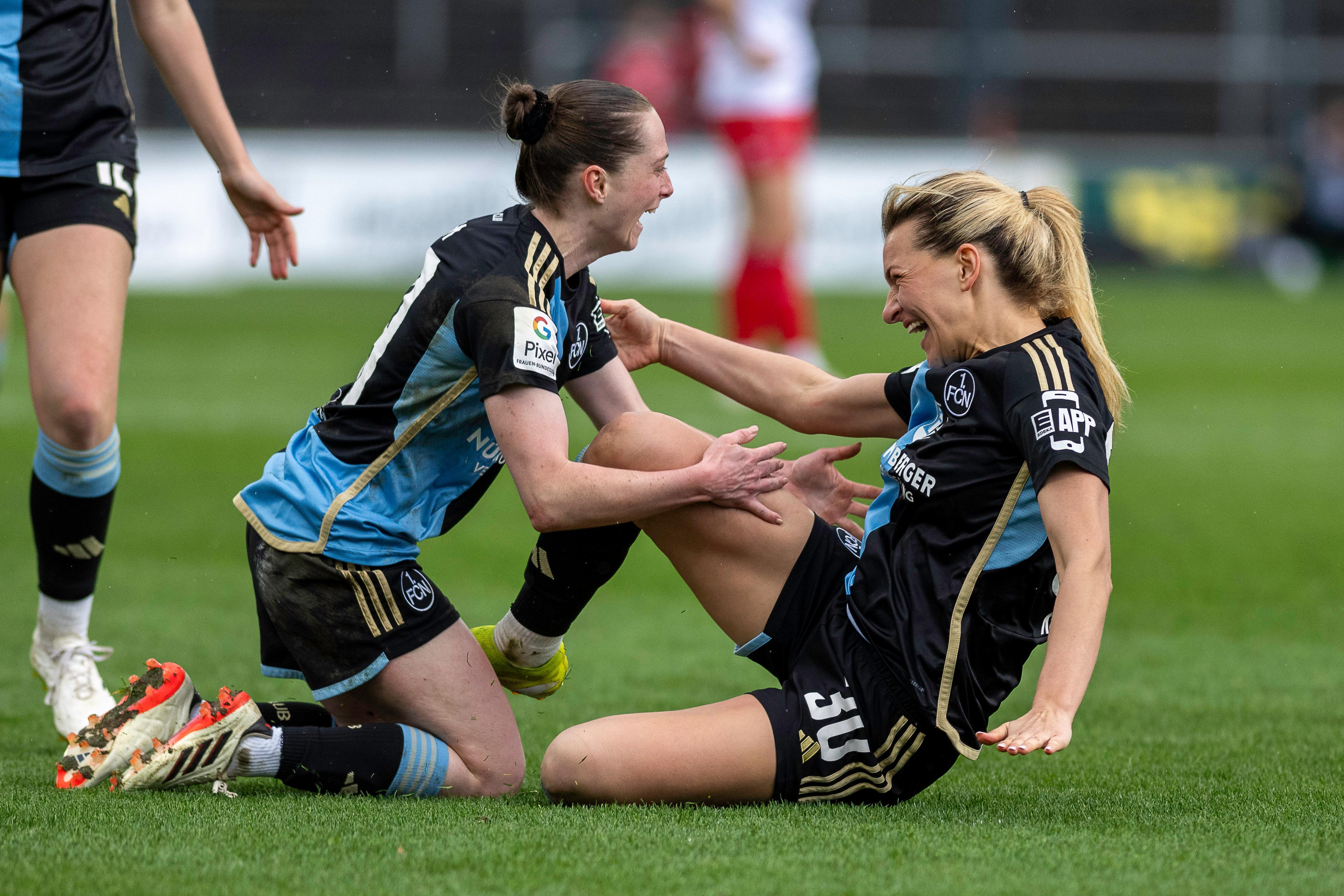 Jubel bei den 1. FC Nürnberg Frauen nach einem Tor beim 1. FC Köln