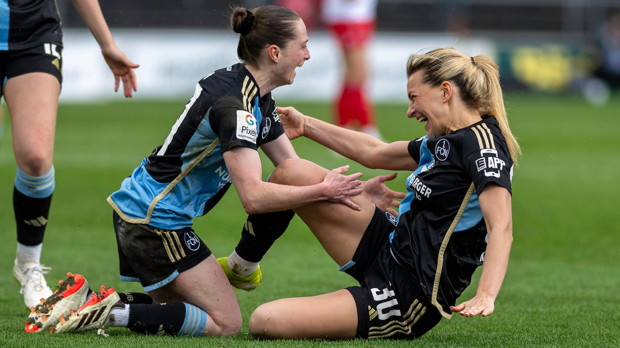 Jubel bei den 1. FC Nürnberg Frauen nach einem Tor beim 1. FC Köln