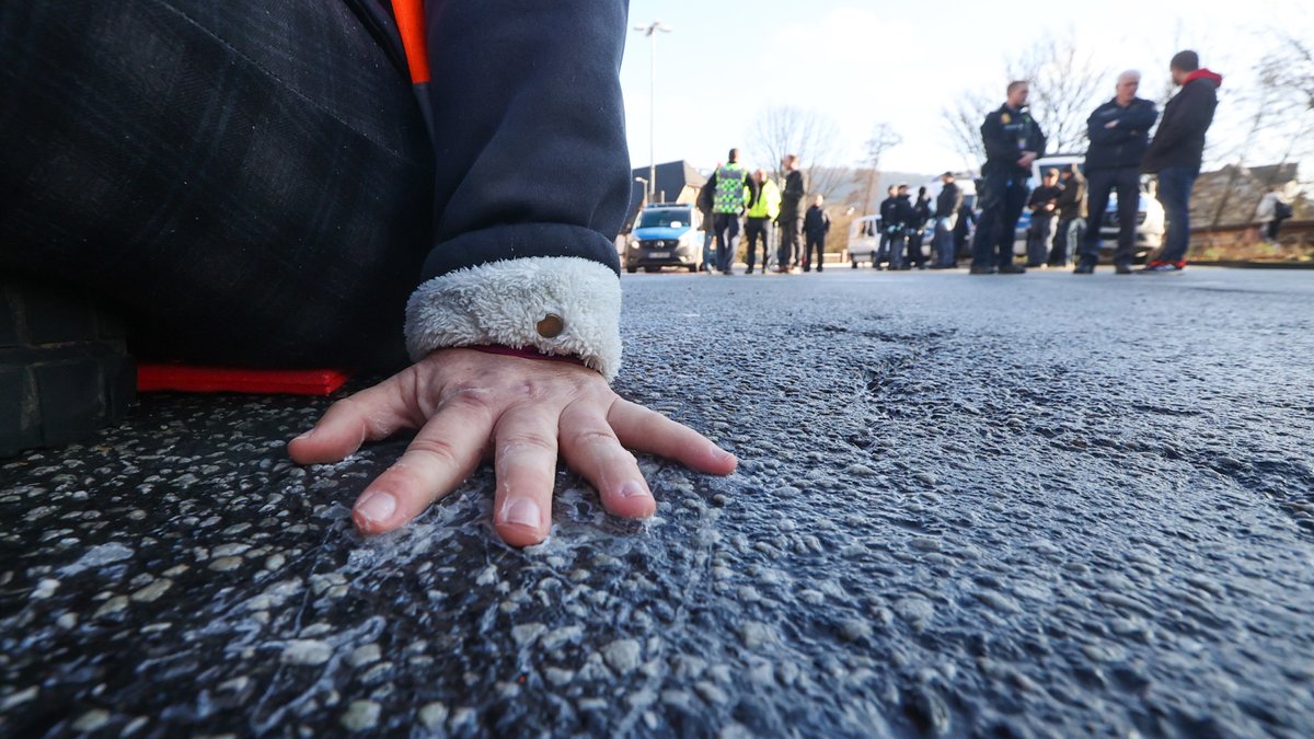 Symbolbild: Klimaaktivist klebt sich auf Straße fest