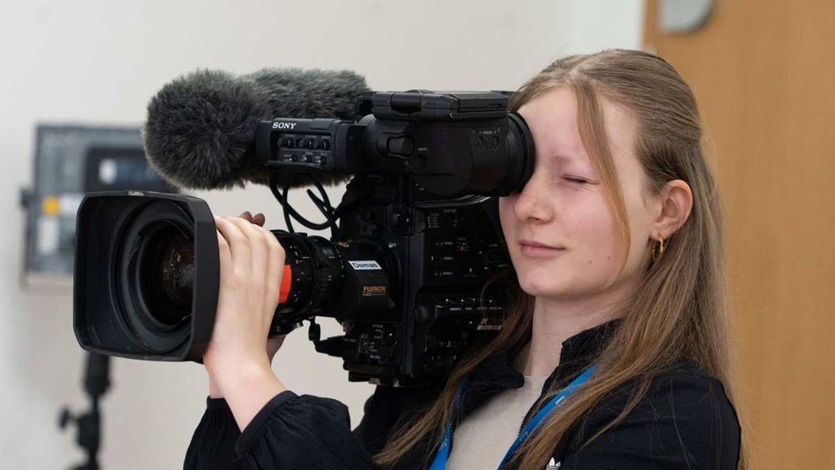 Eine Schülerin übt sich als Kamerafrau