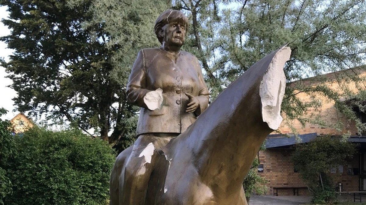 Pferdekopf und Merkels rechte Hand fehlen