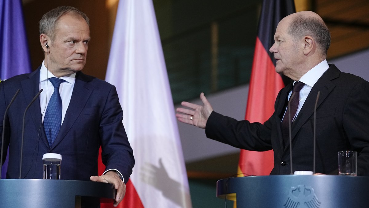 Donald Tusk (l), polnischer Ministerpräsident, und Bundeskanzler Olaf Scholz (SPD) geben im Bundeskanzleramt eine Pressekonferenz.    