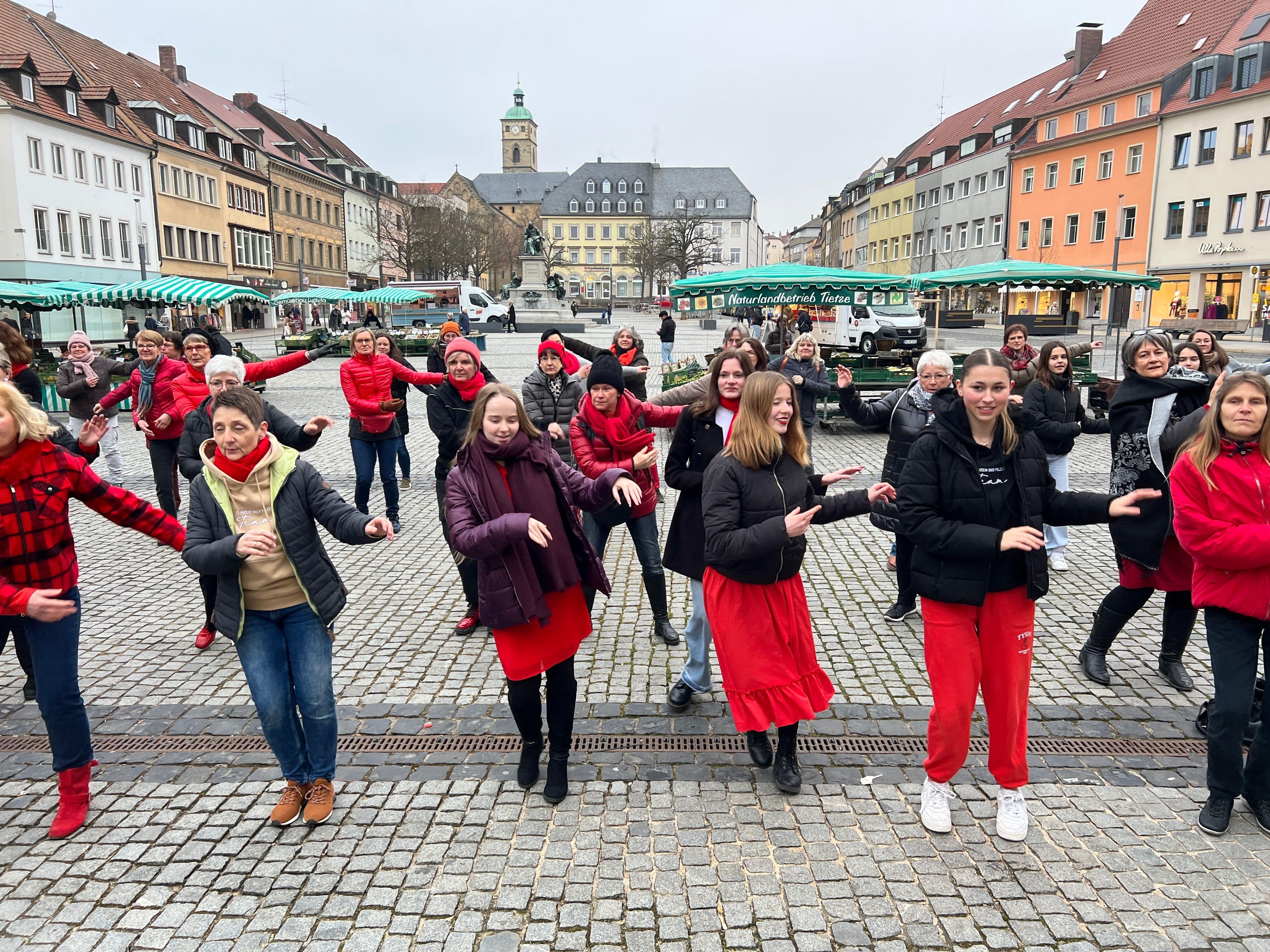 Tanzaktion zu One Billion Rising auf dem Schweinfurter Marktplatz 2022