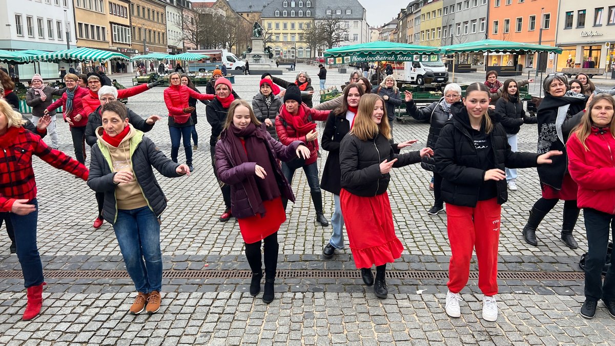 Tanzaktion zu One Billion Rising auf dem Schweinfurter Marktplatz 2022