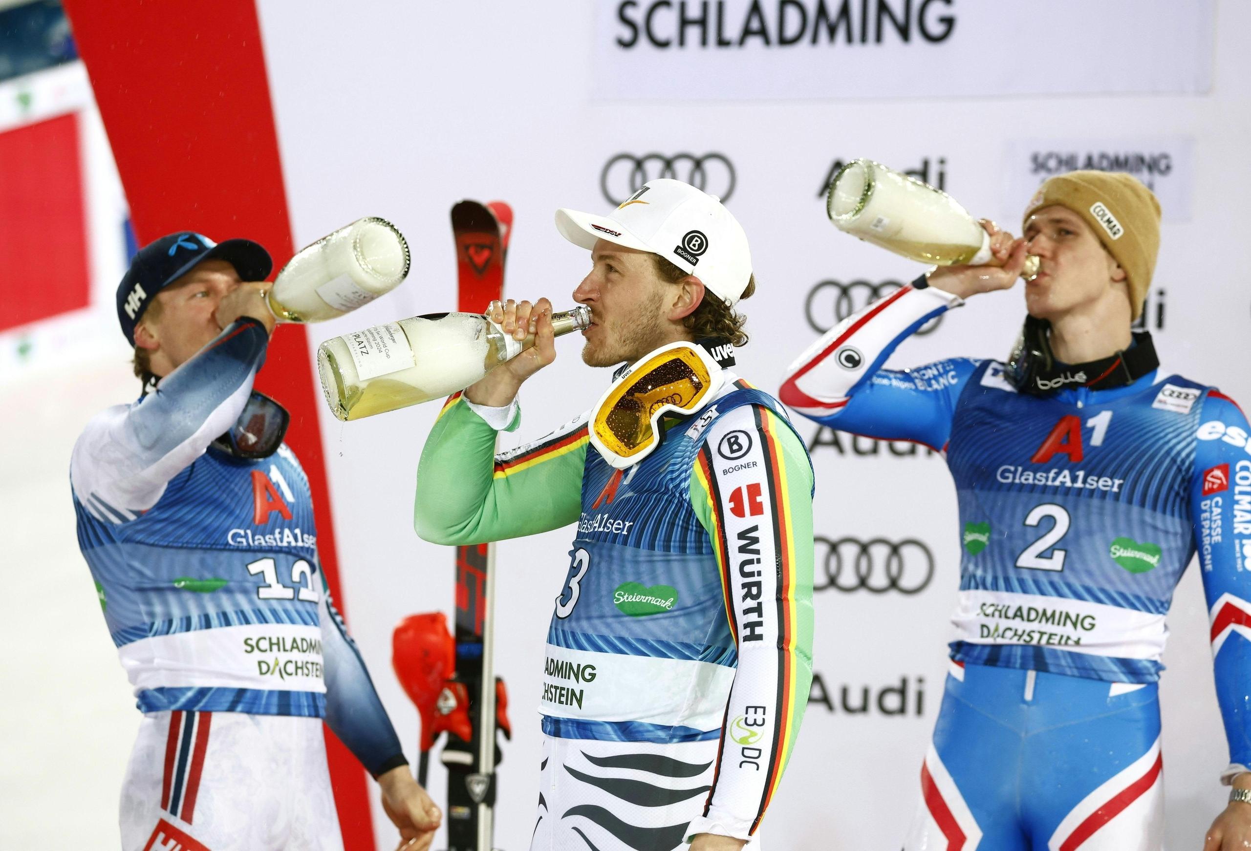 Linus Straßer lässt sich den Sieg in Schladming schmecken