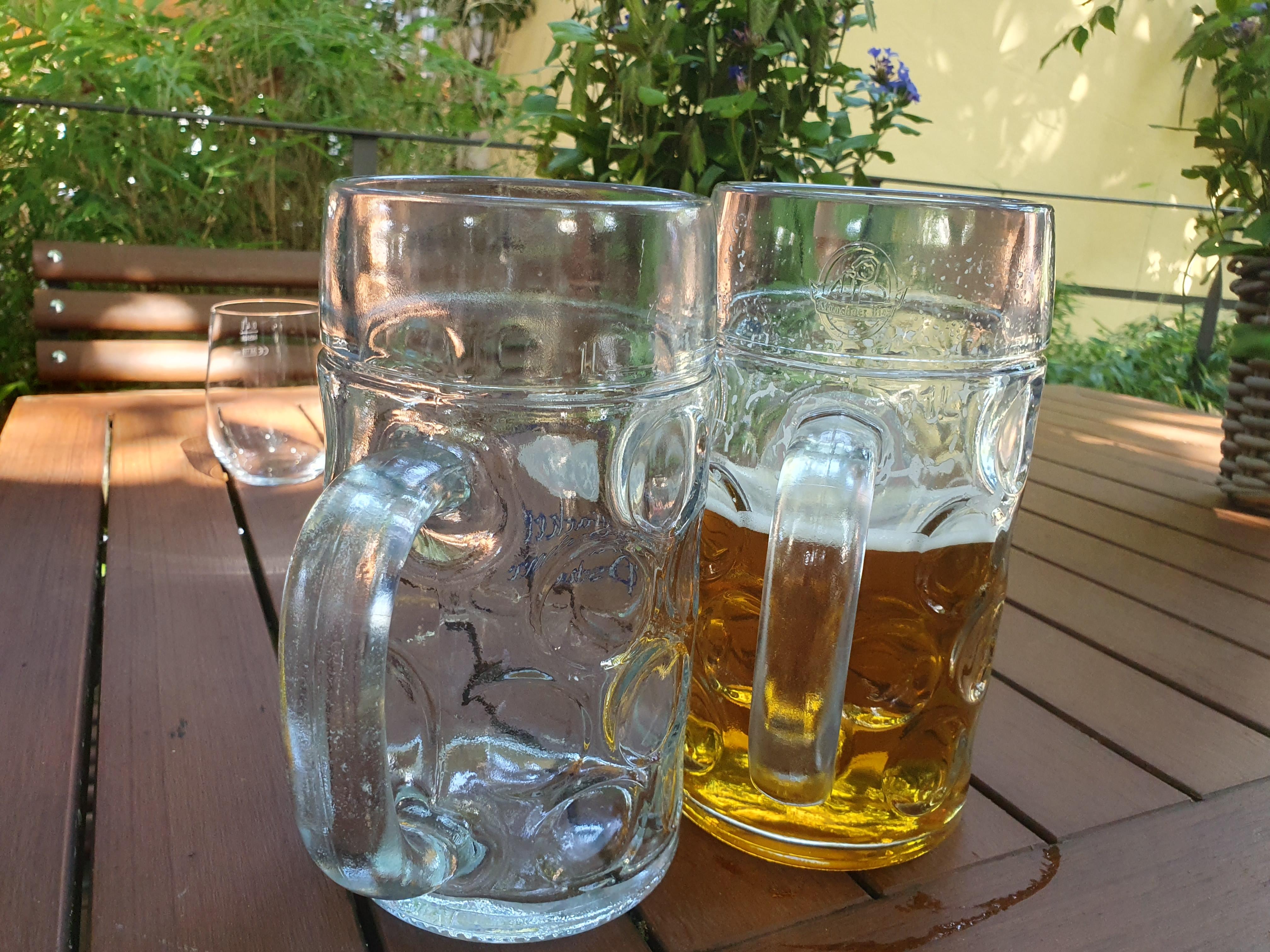 Links: Der alte Krug, rechts: der neue Krug