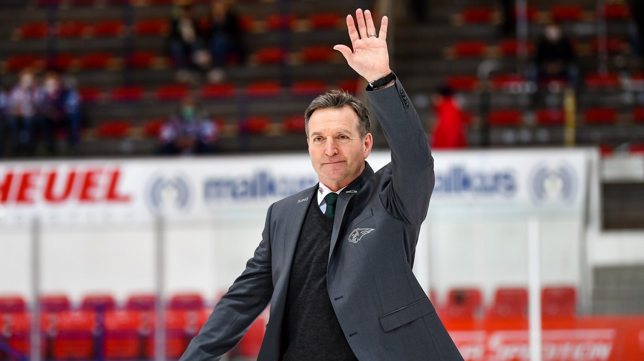 Serge Pelletier, Headcoach der Augsburger Panther, steht auf dem Eis und hebt die Hand