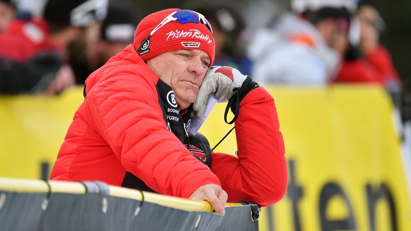 Der enttäuschte DSV-Alpindirektor Wolfgang Maier in Kitzbühel | Bild: picture alliance / SvenSimon | FrankHoermann Der enttäuschte DSV-Alpindirektor Wolfgang Maier in Kitzbühel