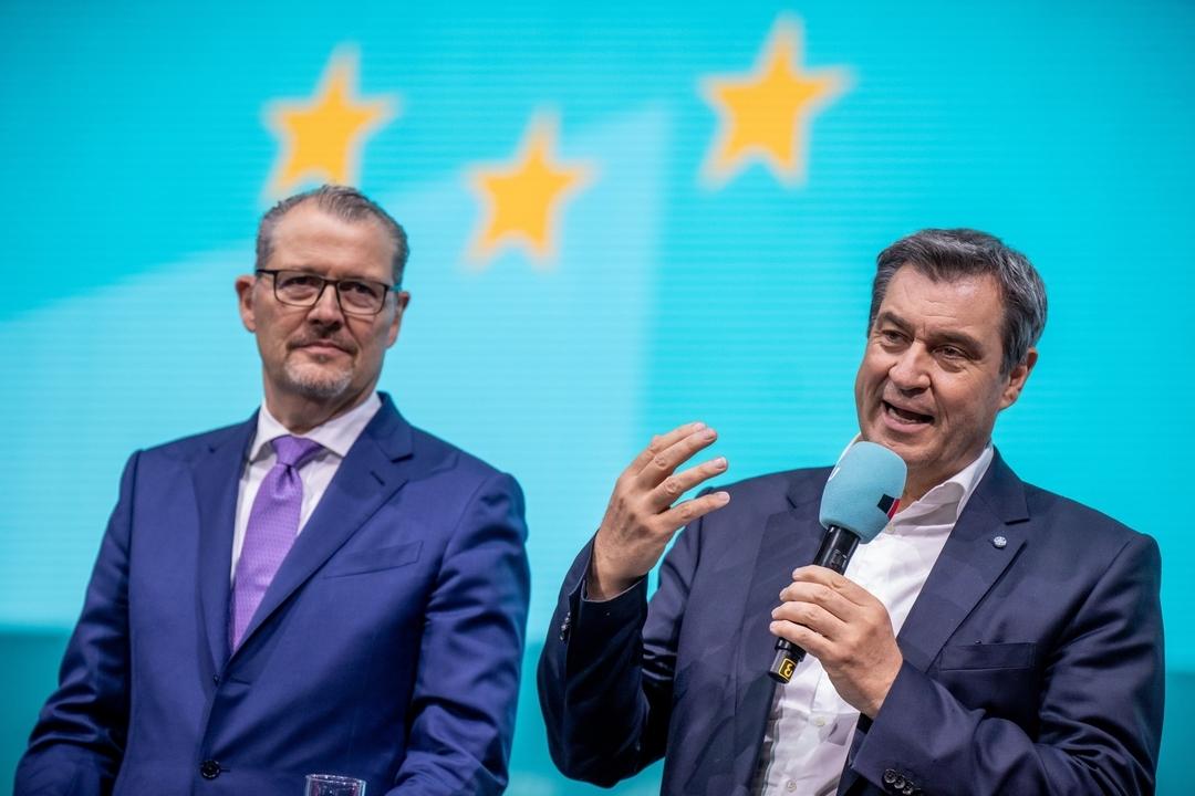Markus Söder, Ministerpräsident von Bayern, spricht neben Rainer Dulger, Arbeitgeberpräsident, beim CDU-Bundesparteitag am 8.5.2024