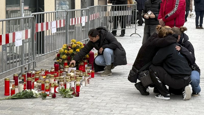 Trauer in Villach | Bild: picture alliance / GERD EGGENBERGER / APA / picturedesk.com | GERD EGGENBERGER Trauer in Villach
