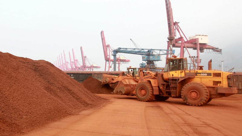Bagger beim Abbau Seltener Erden in China | Bild: picture alliance / Xie Zhengyi Bagger beim Abbau Seltener Erden in China