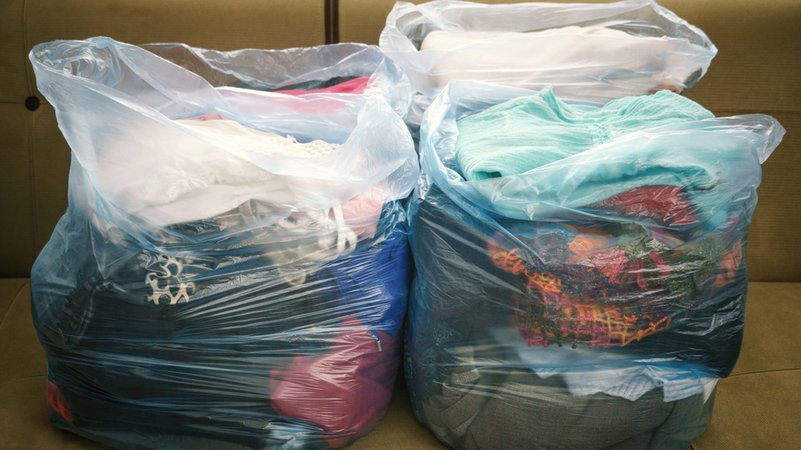 Zwei Plastiksäcke voll mit alter Kleidung. | Bild: stock.adobe.com/oktay Zwei Plastiksäcke voll mit alter Kleidung.