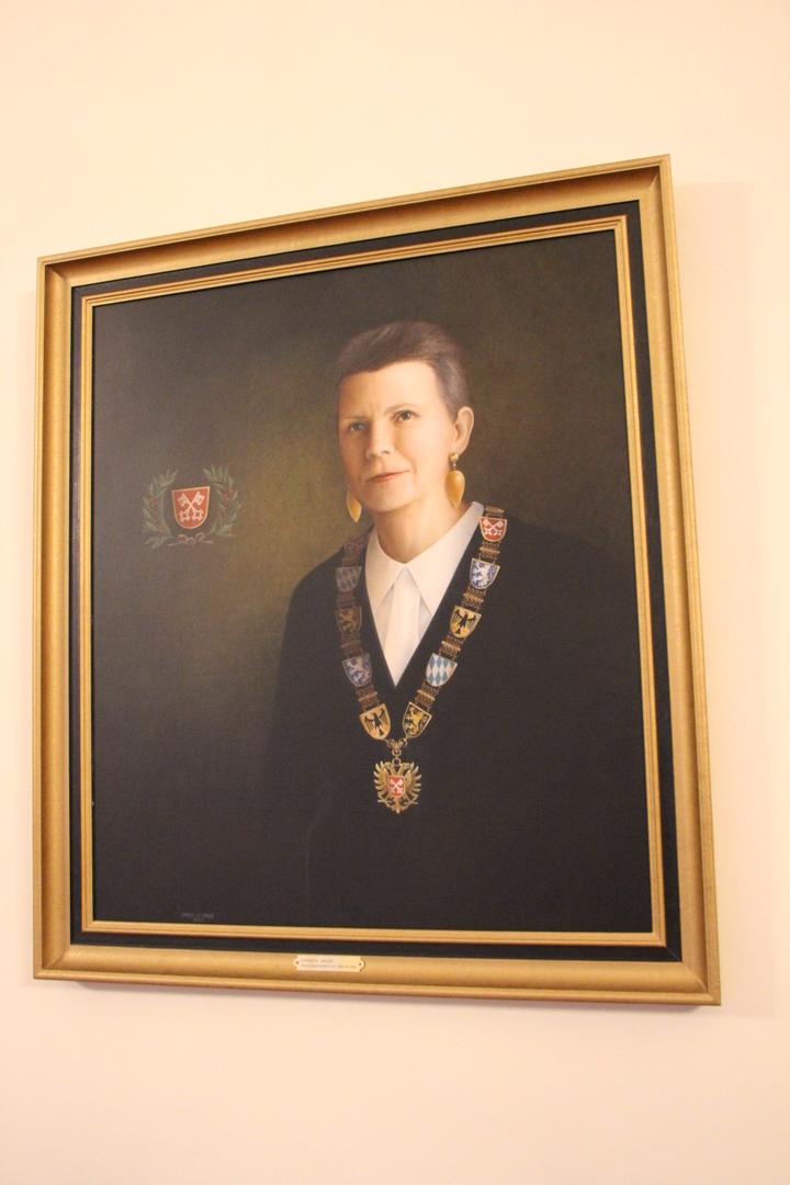 Die Oberbürgermeister der Stadt Regensburg werden in einer Gemäldegalerie verewigt. Hier das Portrait von Christa Meier, SPD-OB von 1990 - 1996.