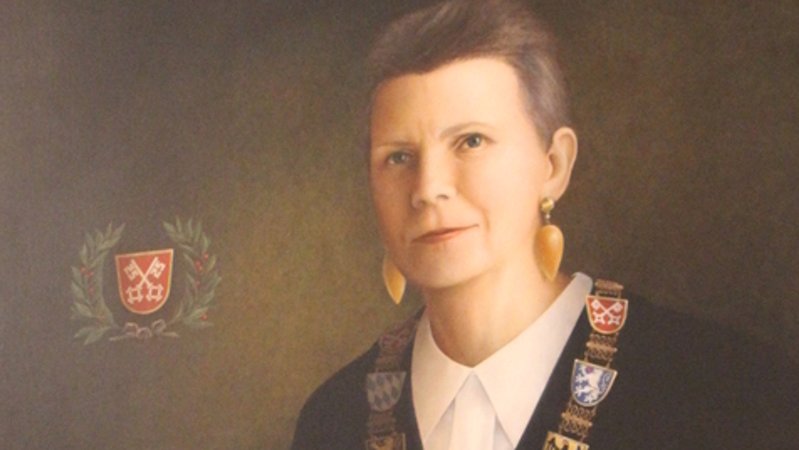 Die Oberbürgermeister der Stadt Regensburg werden in einer Gemäldegalerie verewigt. Hier das Portrait von Christa Meier, SPD-OB von 1990 - 1996. | Bild: BR/Carol Lupu Die Oberbürgermeister der Stadt Regensburg werden in einer Gemäldegalerie verewigt. Hier das Portrait von Christa Meier, SPD-OB von 1990 - 1996.