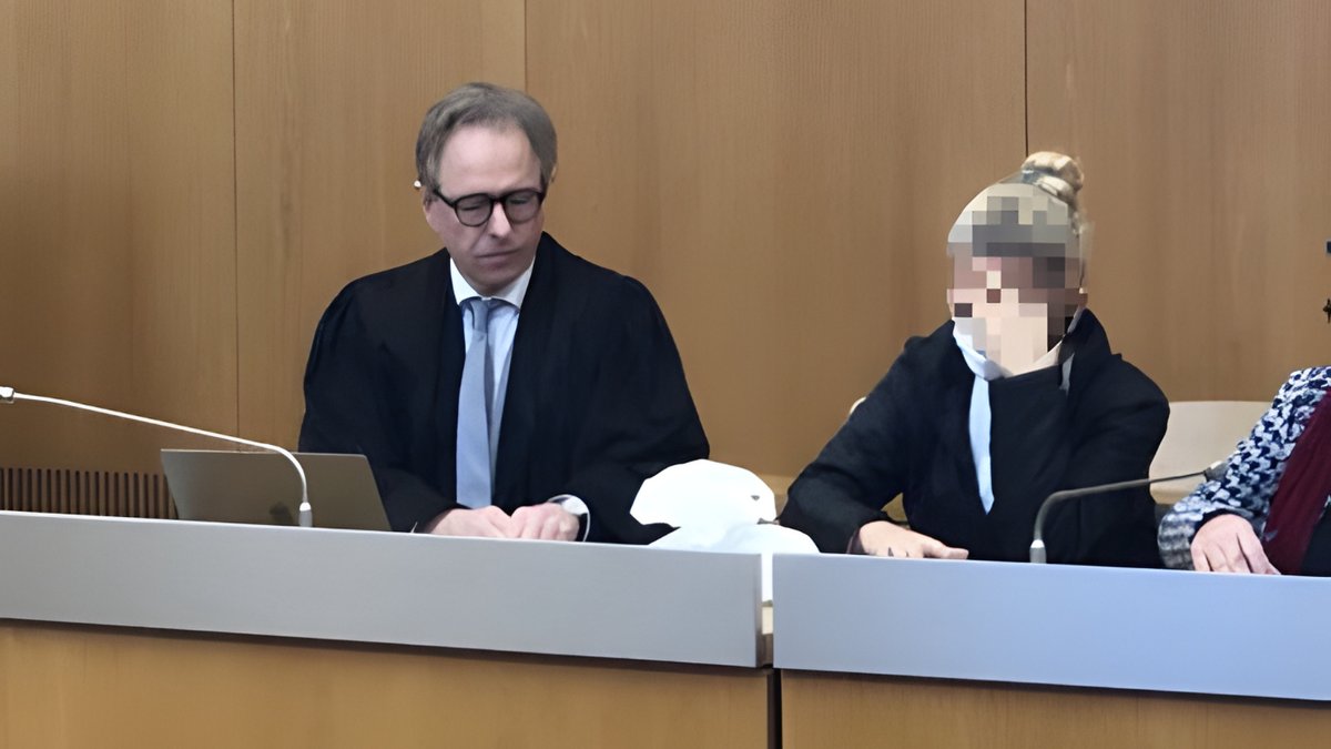 Die angeklagte mutmaßliche Schleuserin vor Gericht in Landshut