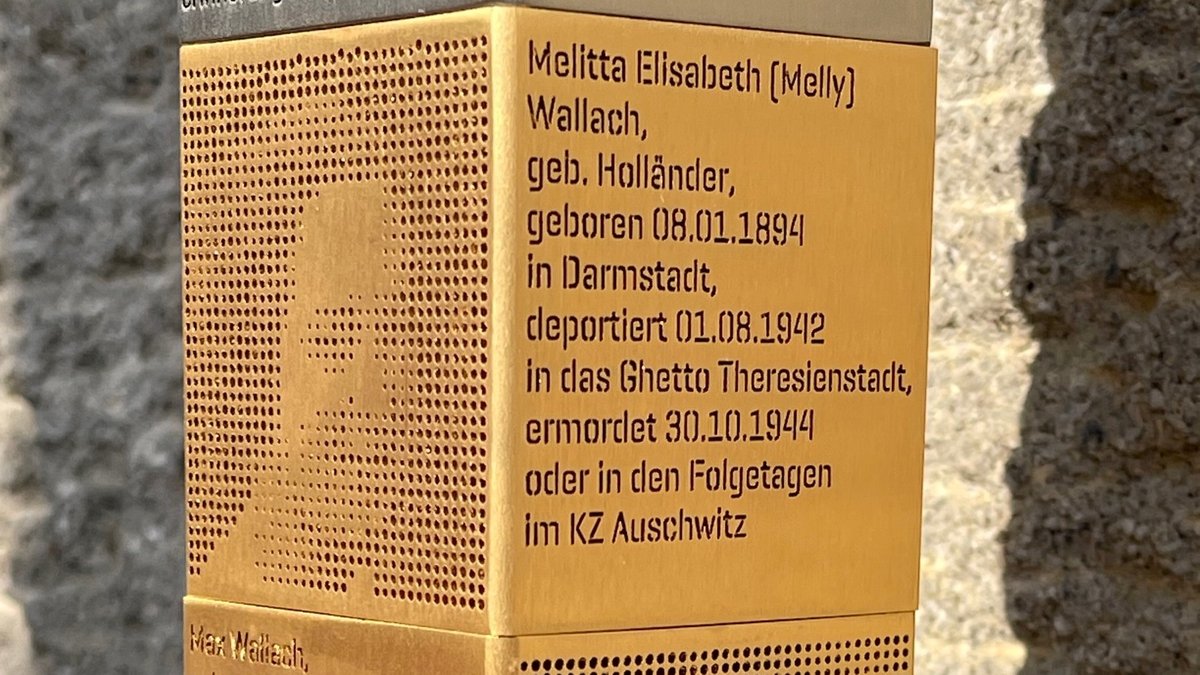 Erinnerungszeichen für Melitta Wallach, die Besitzerin des Trachtenhauses Wallach, die in Auschwitz ermordet wurde.