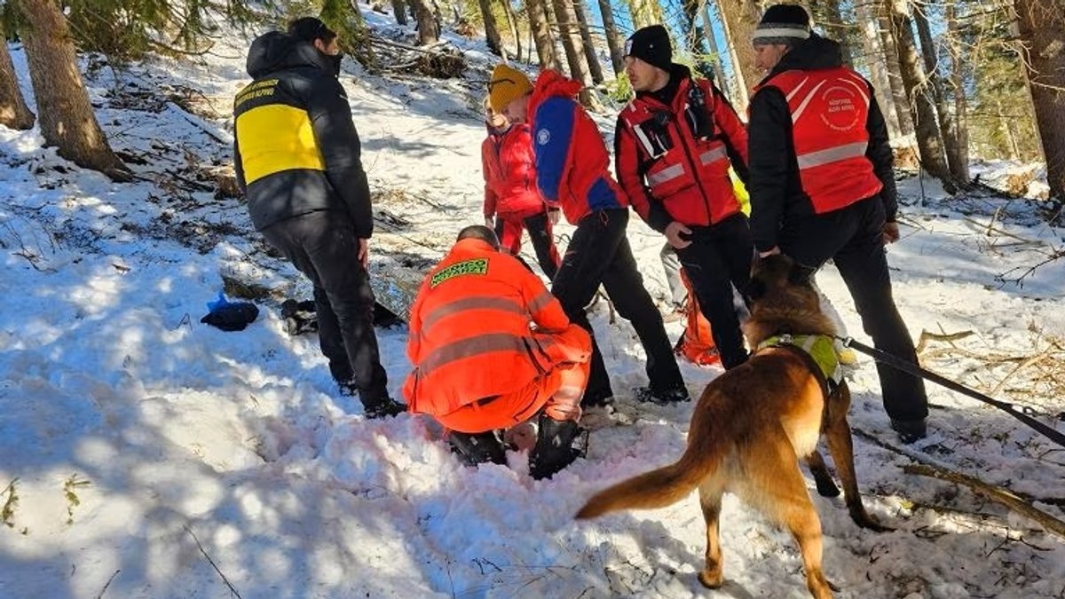 Bei einem Familienurlaub in Südtirol ist ein 16 Jahre altes Mädchen aus Deutschland vermutlich durch einen Sturz ums Leben gekommen.