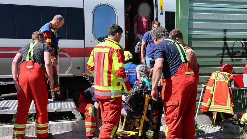 ICE bleibt in Laufach liegen – Retter evakuieren die Zugabteile. | Bild: dpa-Bildfunk/Ralf Hettler ICE bleibt in Laufach liegen – Retter evakuieren die Zugabteile.