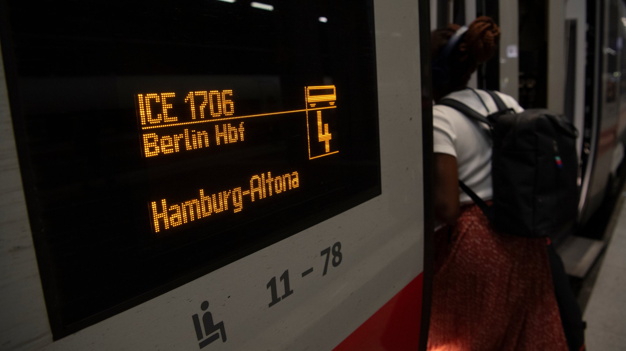 08.09.2023: Nach mutmaßlich politisch motivierter Brandstiftung auf der Bahnstrecke zwischen Berlin und Hamburg kommt es zu einigen Problemen im Zugverkehr.