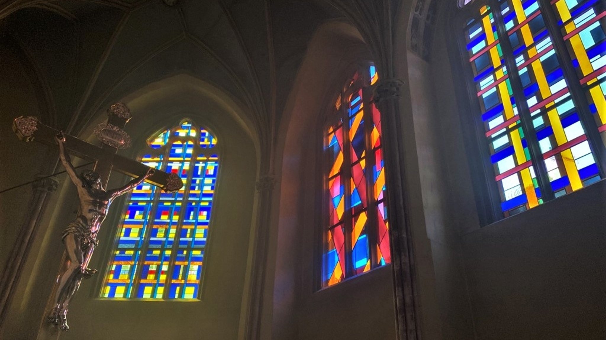 Die neuen, bunten Fenster in der Altdorferkapelle der Landshuter Martinskirche leuchten im Sonnenlicht.