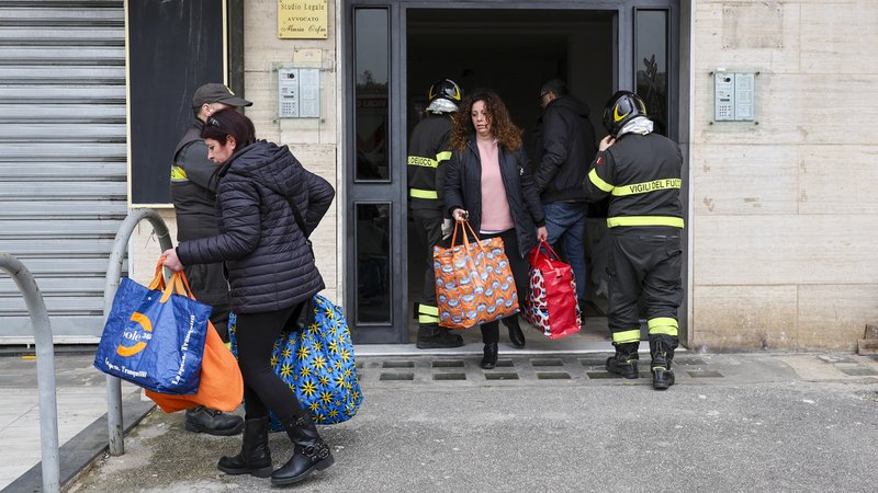 Einwohner aus dem Bagnoli-Viertel in Neapel müssen ihre Wohnungen nach einer Inspektion verlassen. | Bild: picture alliance / ZUMAPRESS.com | Salvatore Laporta/Kontrolab Einwohner aus dem Bagnoli-Viertel in Neapel müssen ihre Wohnungen nach einer Inspektion verlassen.