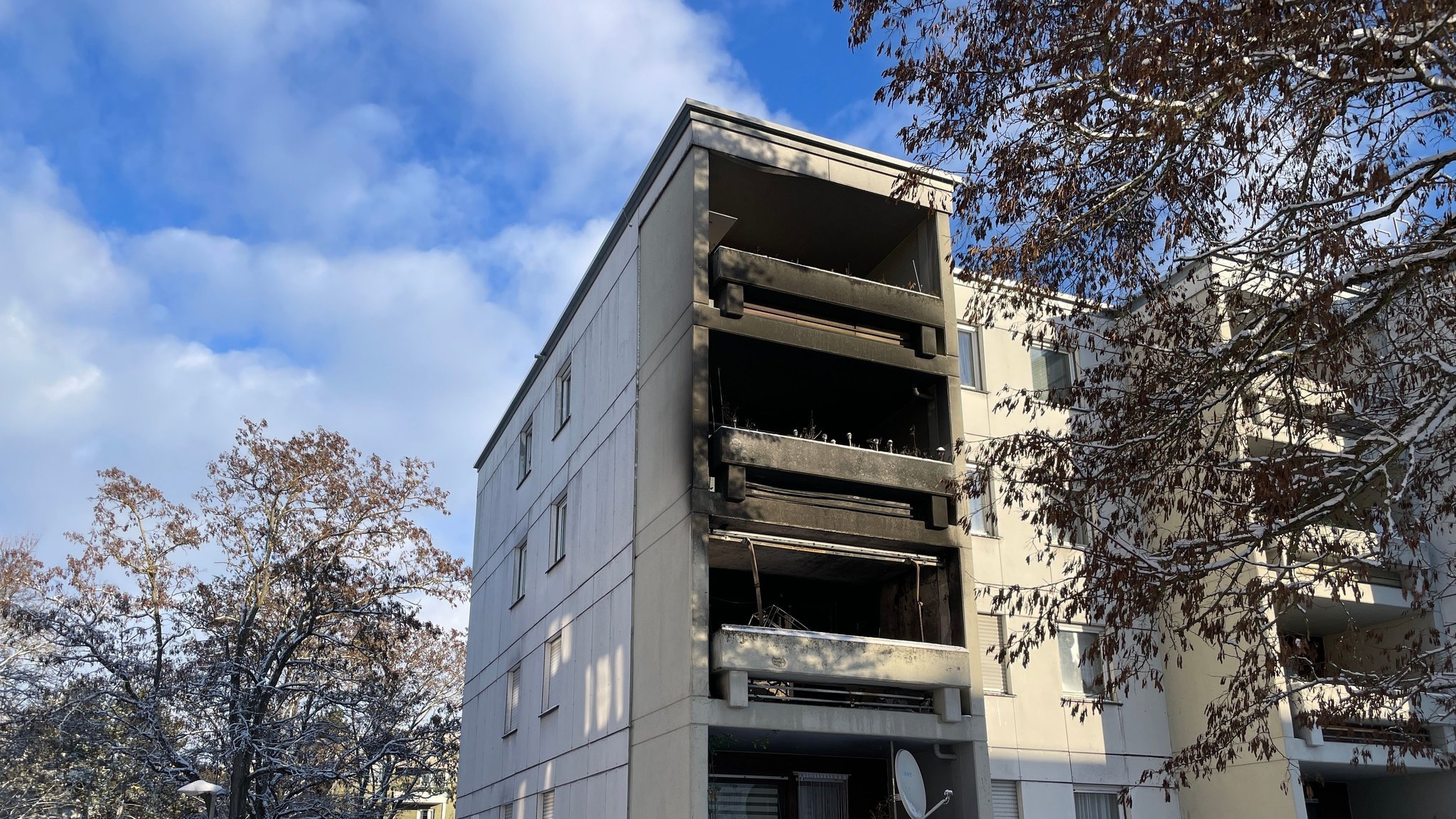 Nach einem Balkonbrand im Würzburger Stadtteil Heuchelhof war an Silvester eine Seniorin ums Leben gekommen. | Bild: Mona Böhm / BR Nach einem Balkonbrand im Würzburger Stadtteil Heuchelhof war an Silvester eine Seniorin ums Leben gekommen.