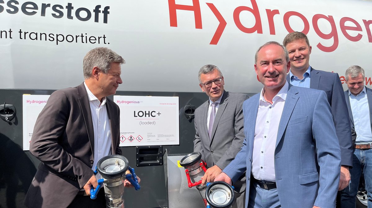  Robert Habeck (Bündnis 90/die Grünen, li) und Bayerns Wirtschaftsminister Hubert Aiwanger (Freie Wähler,re) in Erlangen
